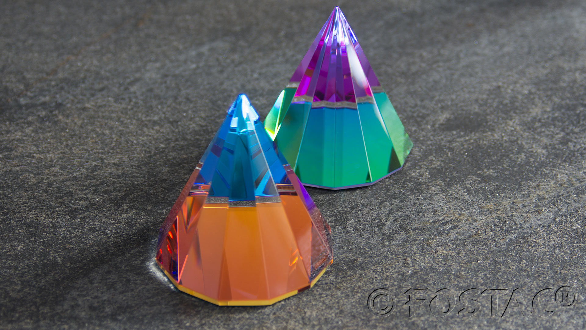 lantos_regenbogenpyramide2_gr.jpg